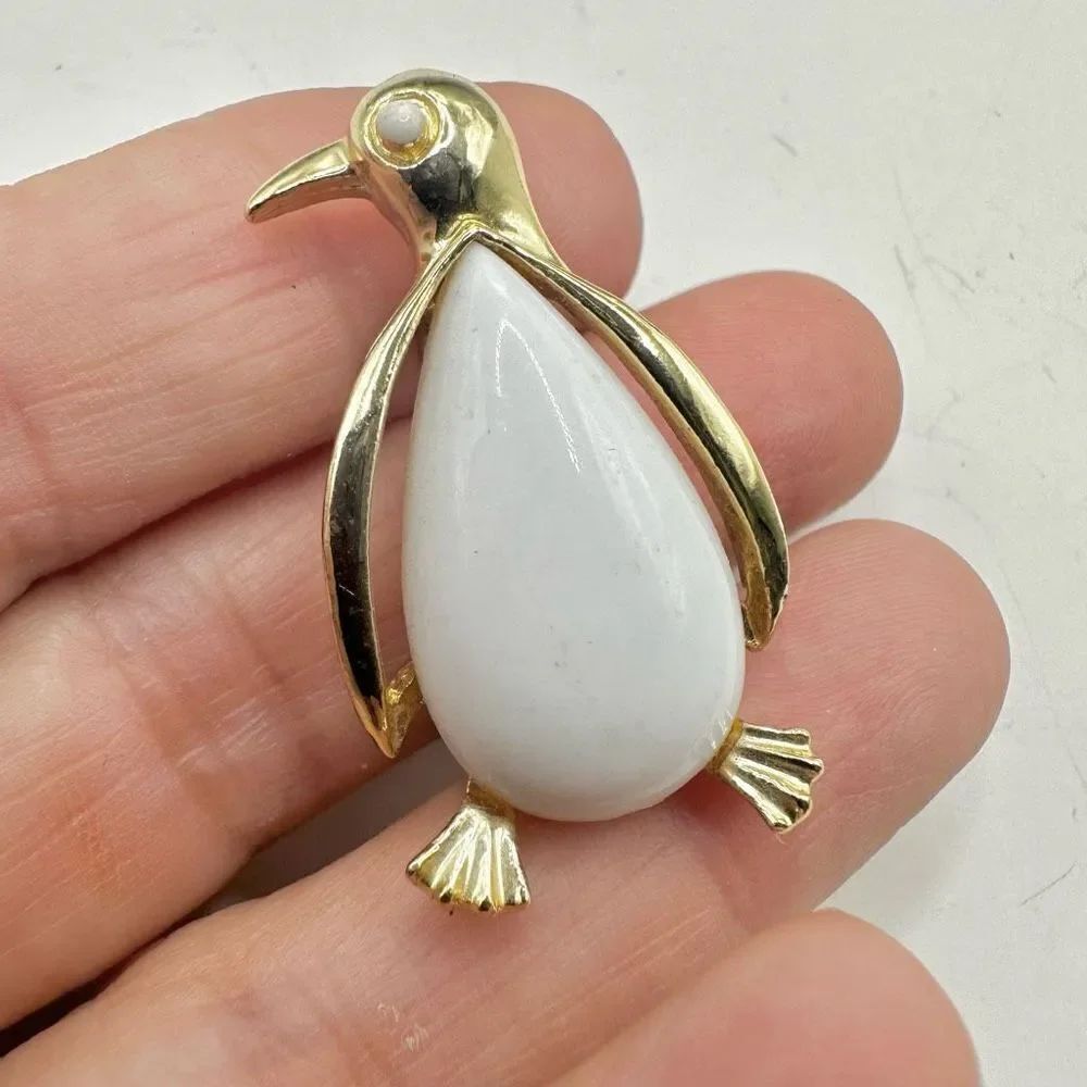 Gerrys vintage white and gold penguin brooch